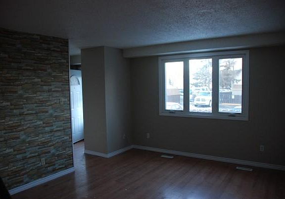 4th image of 1 AA Clareview Vl NW