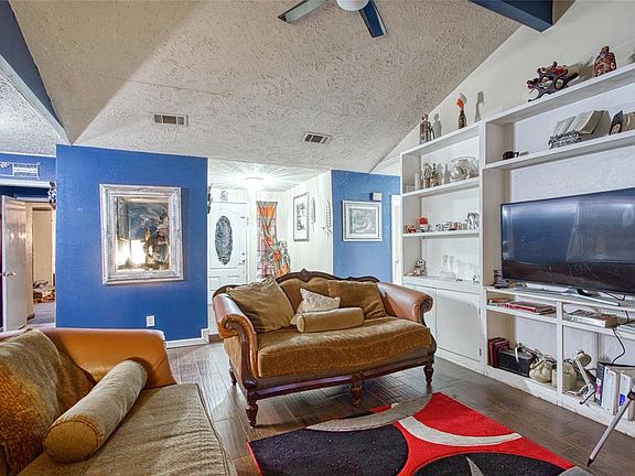 Spacious Living Room/Wooden Vinyl Flooring