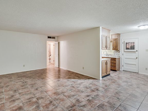 3rd image of 1509 Dennis Cir