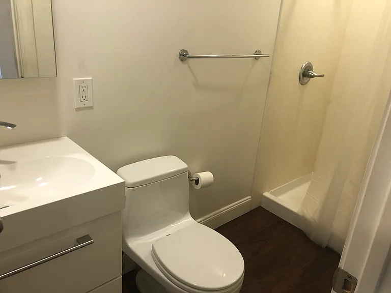 Claremont Park Apartments — Photo 17