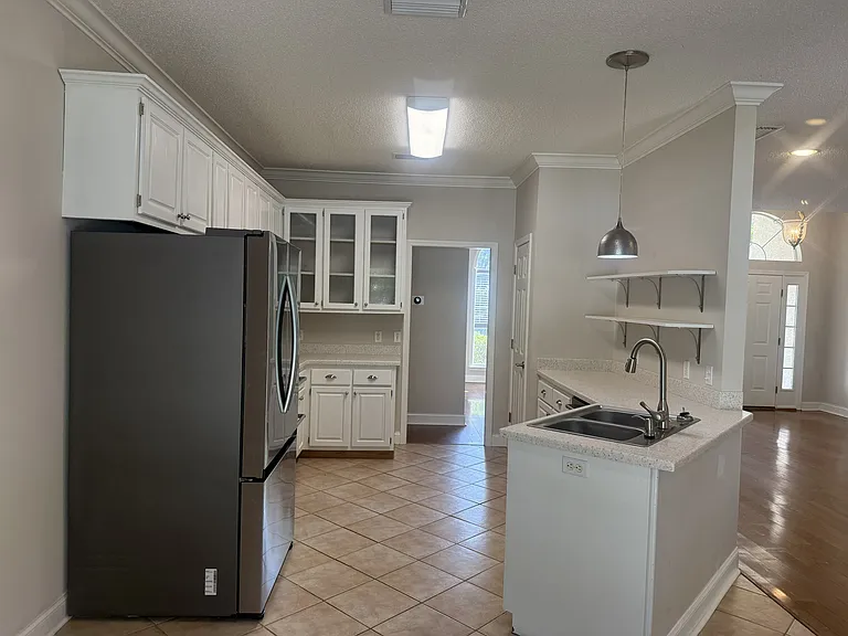 141 Royal Dr — Photo 8