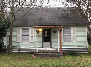 908 E James St, Cleburne, TX 76031