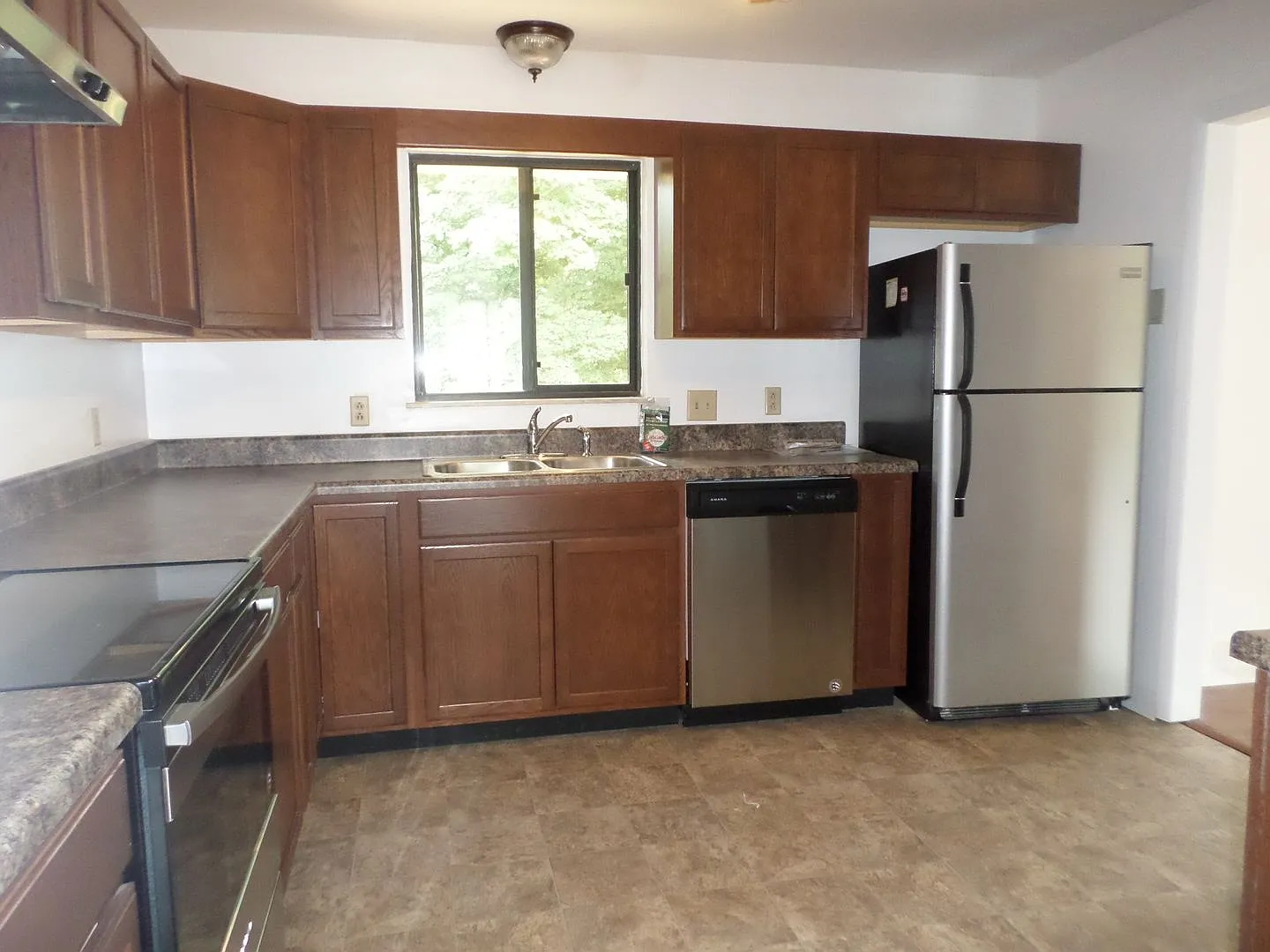 4 Bedroom 3 Bath House with 1 Car Garage — Photo 1