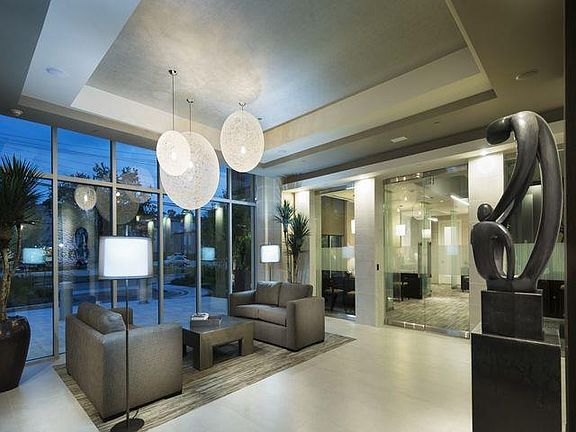 Impressive entrance with direct access to the Leasing Office