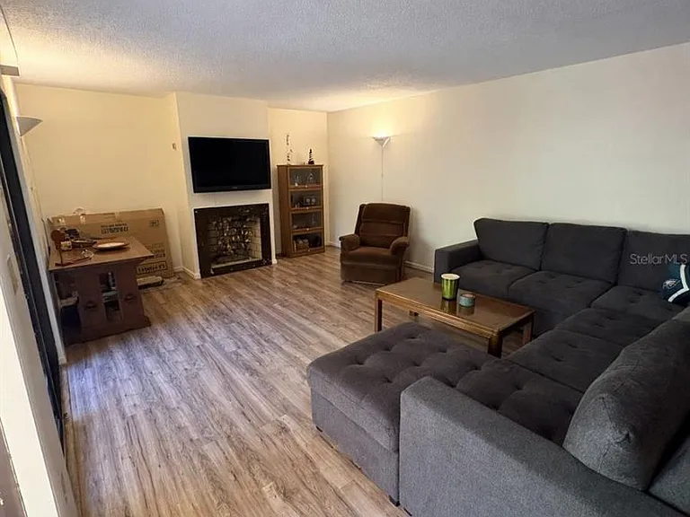 3810 Saxon Dr — Photo 5