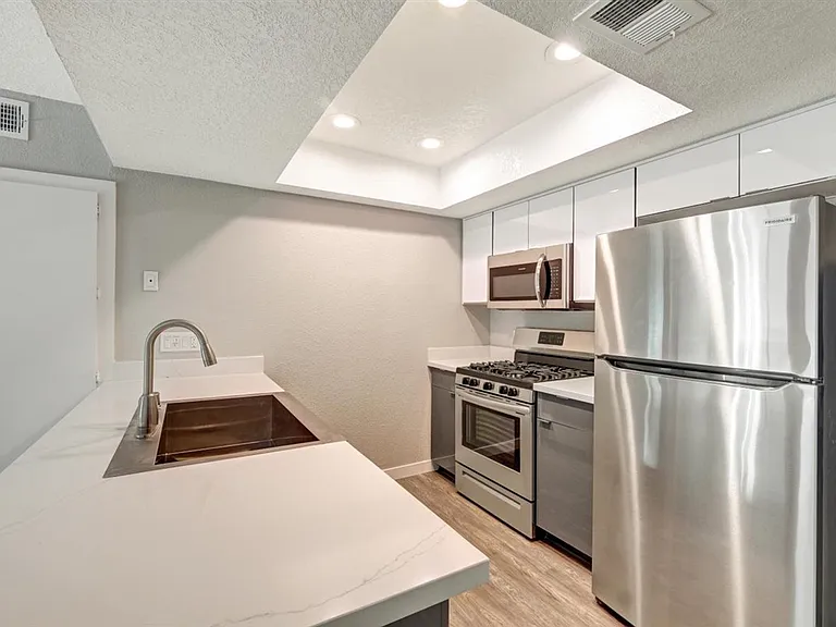 The James Apartments — Photo 15