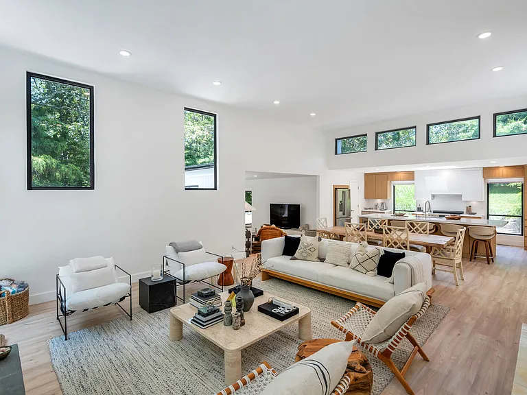 94 Peconic Hills Dr — Photo 8