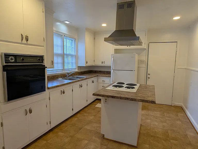 540 N Park St — Photo 5
