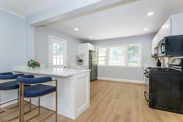 3 bed, 1035 sqft, $3,000 — Photo 4