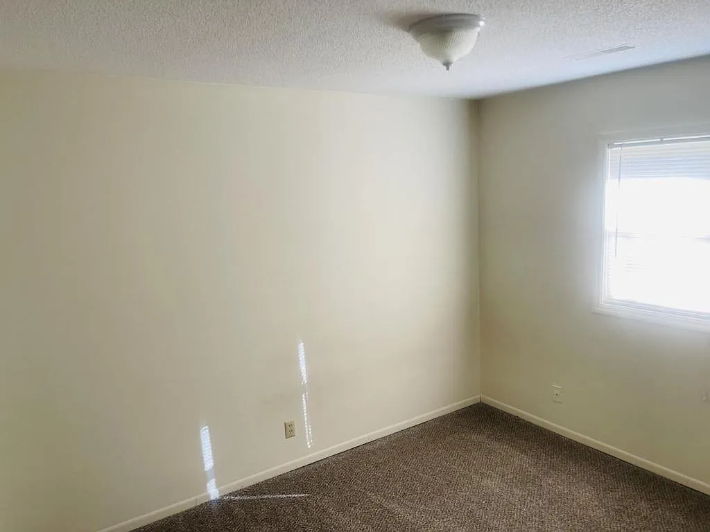 501 E Reeves St, apt b — Photo 3