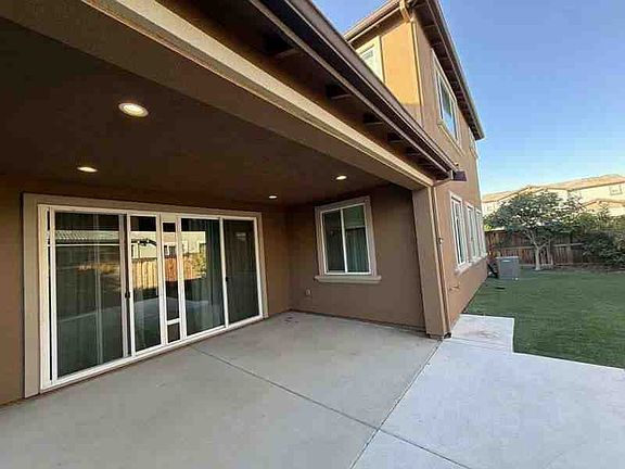 3rd image of 2253 Davie Pl