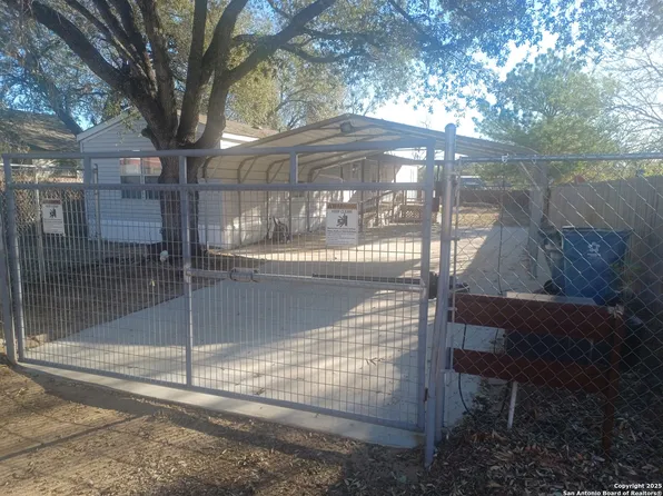 400 Dr., Pleasanton, TX 78064