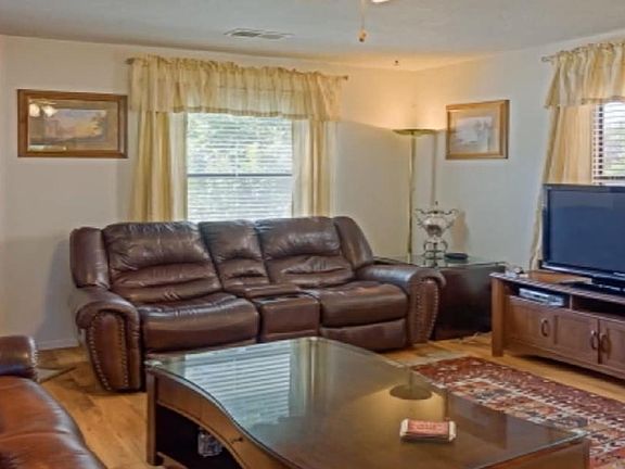 2nd image of 6305 La Habra Ln NE