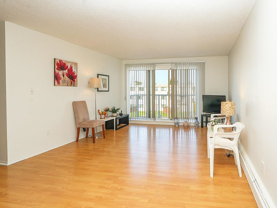 7240 Lindsay Rd #310, Richmond, BC V7C 2P5 | MLS #R2851426 | Zillow