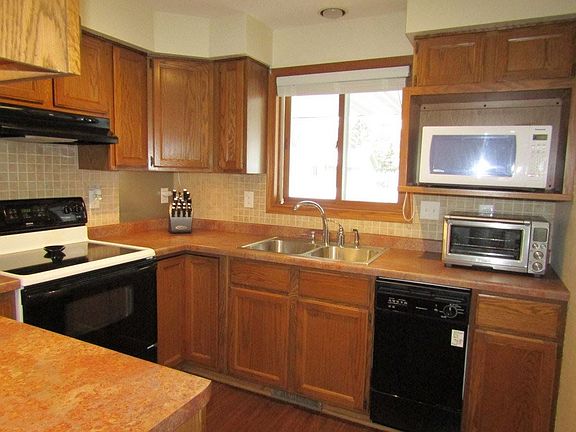 Kitchen w/lots of cabinets