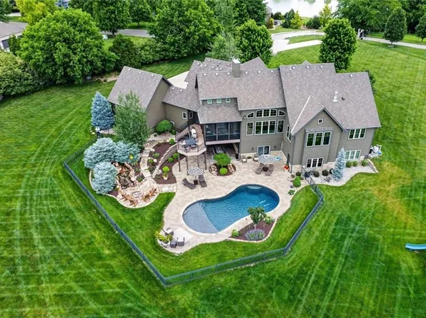 7975 NW Breckenridge Dr, Parkville, MO 64152