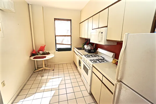 Sold by Bizzarro Agency | media 2