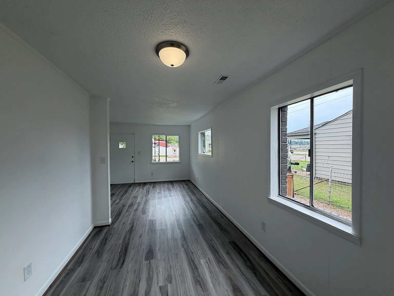3 bed, 972 sqft, $1,000 — Photo 3