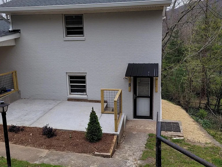110 Pine Hill Dr #B — Photo 1