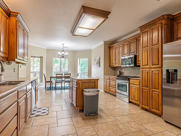 1606 S Hyde Park Ave — Photo 4