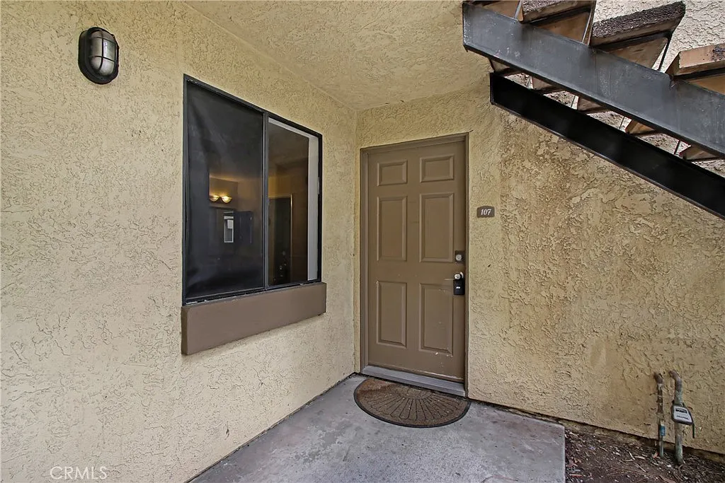 2 bed, 840 sqft, $2,300 — Photo 2