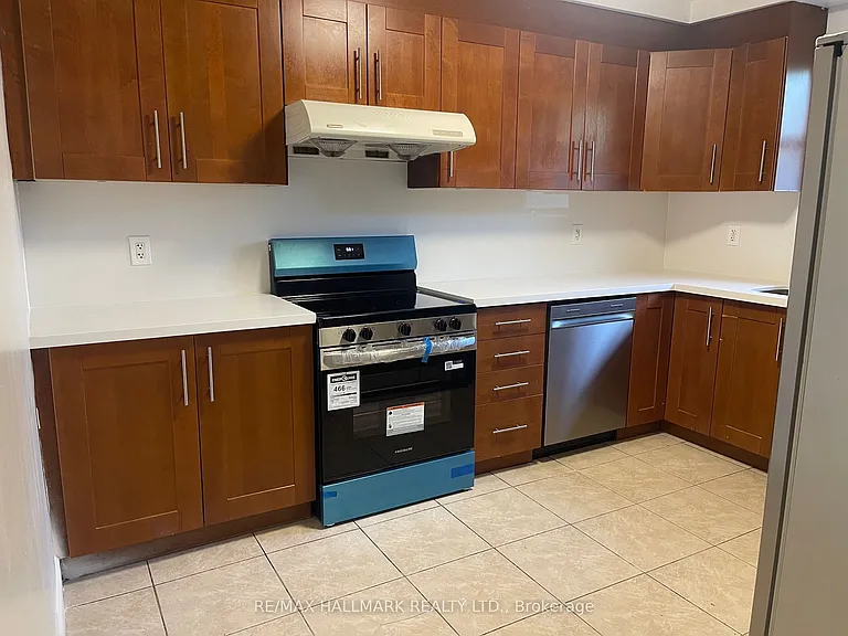 116 Cartier Cres #MAIN FLOOR — Photo 7