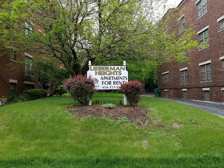 2528 N Maryland Ave — Photo 41