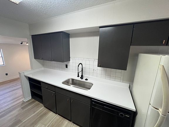 4th image of 2 Lancaster Dr