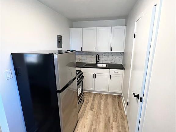 4th image of 308 Askin Ave #10