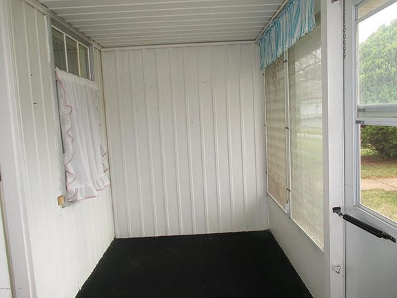 4th image of 557C Sheffield Ct #100C