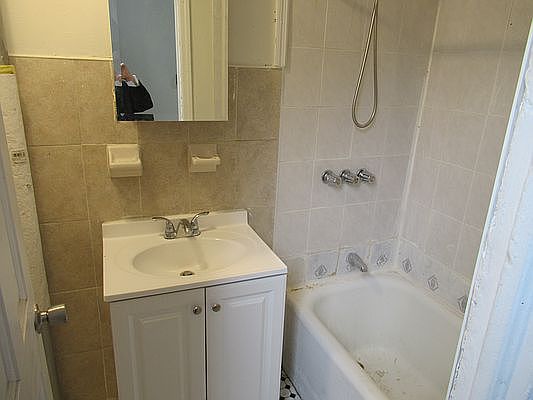 5th image of 2302 Atlantic Ave APT 1R