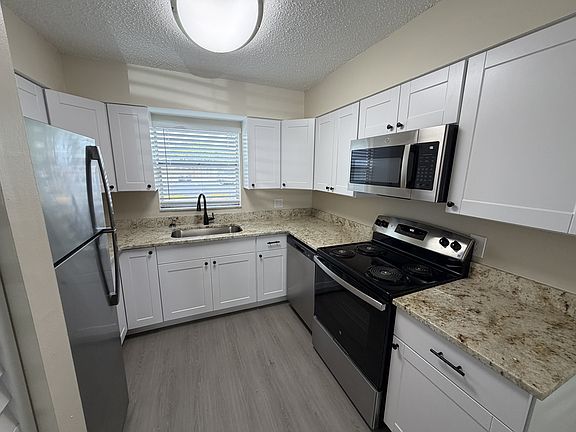 4th image of 5290 70th Ave N #B108