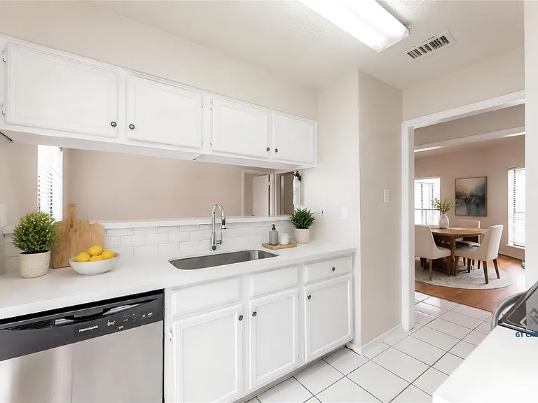 3742 Thistlemont Dr — Photo 2