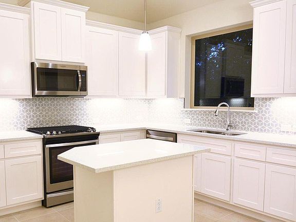 Quartz counters and stainless steel appliances