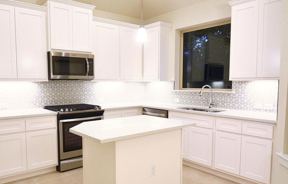 Quartz counters and stainless steel appliances