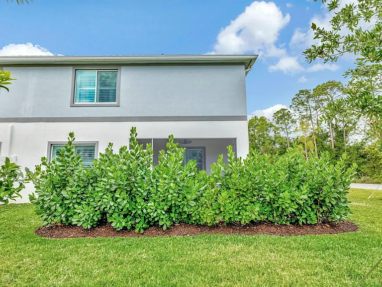 601 NE Waters Edge Ln — Photo 5