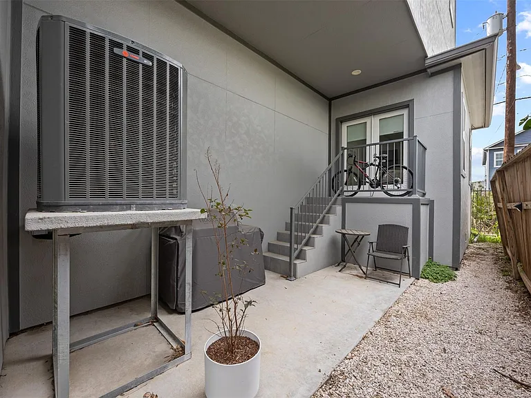 1565 W 22nd St — Photo 14