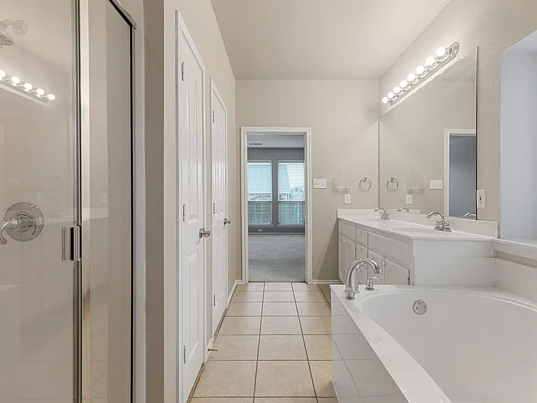 12913 Farmington Dr — Photo 15
