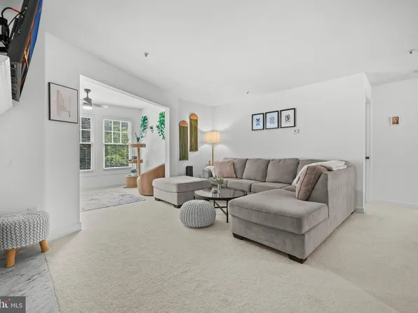 12229 Fairfield House Dr APT 206, Fairfax, VA 22033