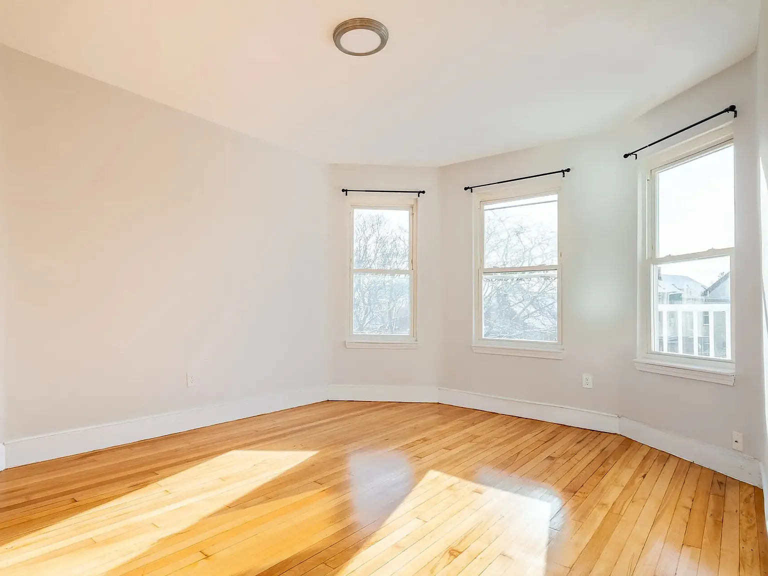 3 bed, 9999 sqft, $3,000 — Photo 2