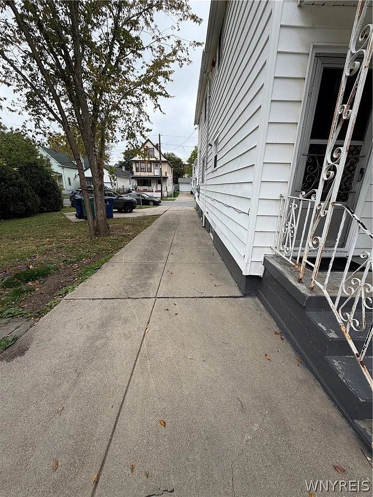 2 bed, 1.0 bath, 2198 sqft, $1,095 — Photo 2