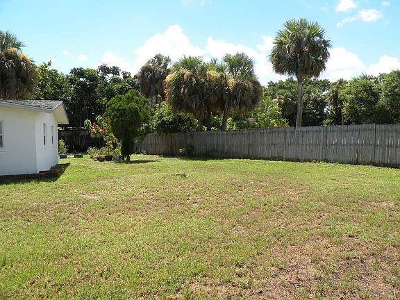 2nd image of 4571 NE Lorraine Cir