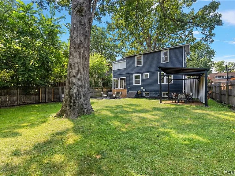 529 Hawthorn Ave — Photo 14