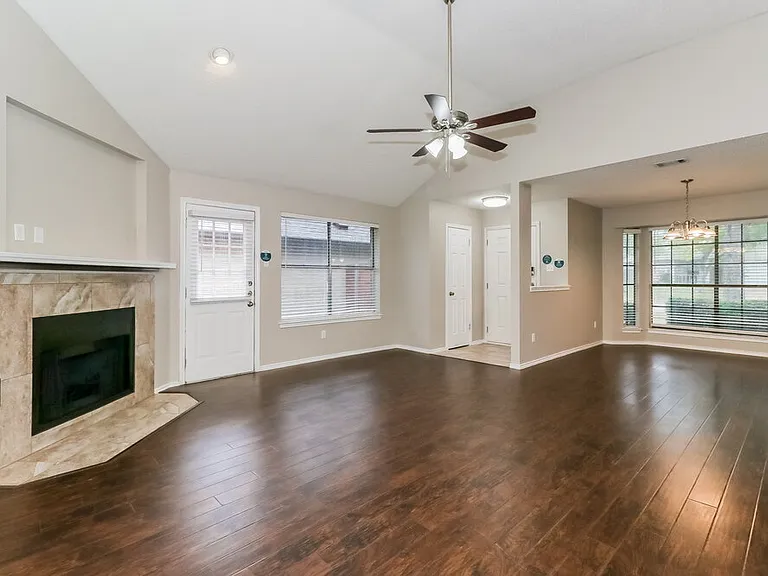 606 Clearwater Trl — Photo 4