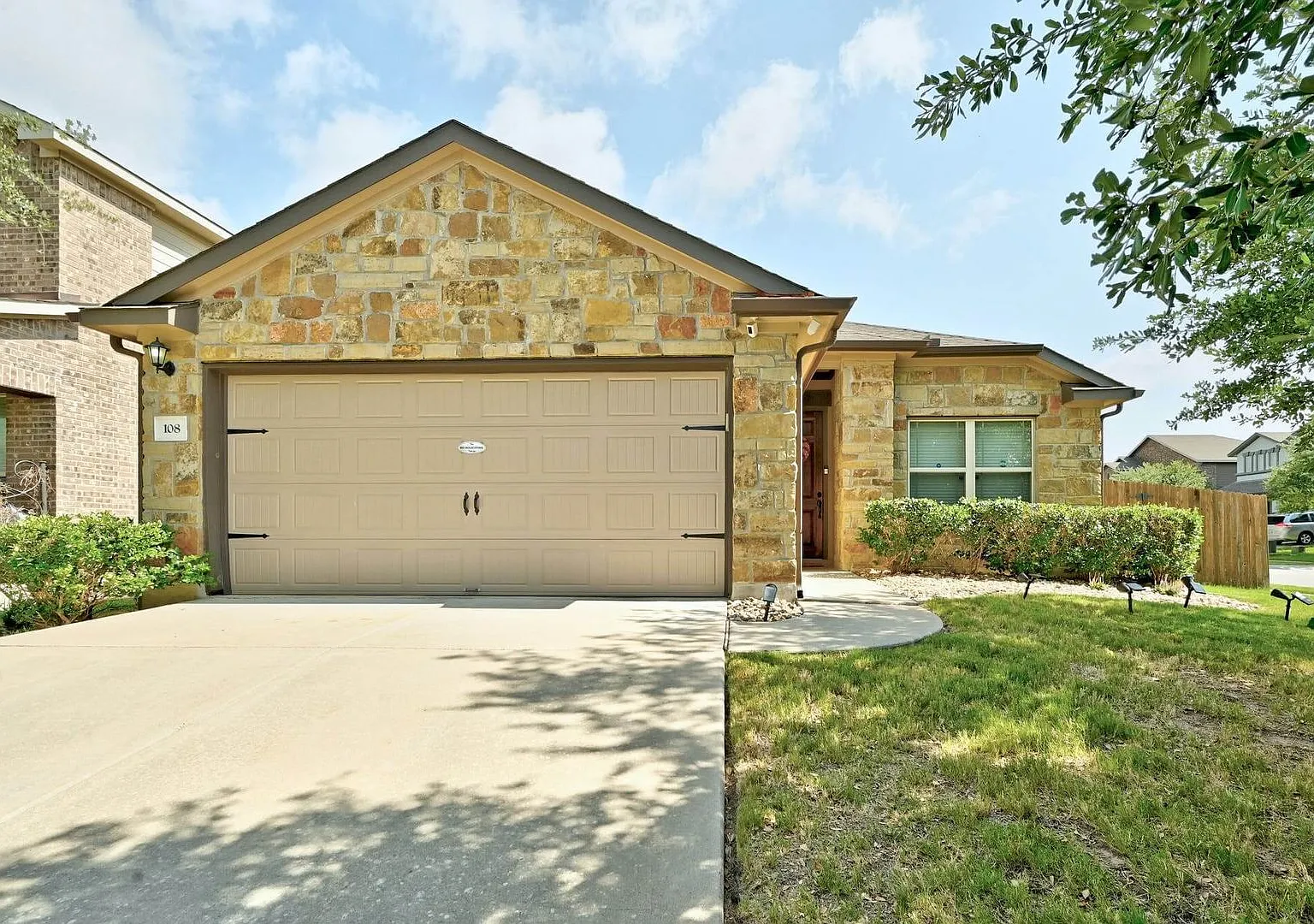Charming 3/2 in Garlic Creek | Corner Lot | Move-In Ready — Photo 3