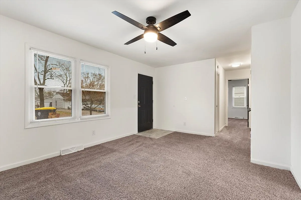 3 bed, 912 sqft, $1,699 — Photo 2