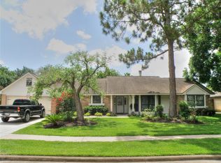 807 Sandringham Dr, Friendswood, TX 77546
