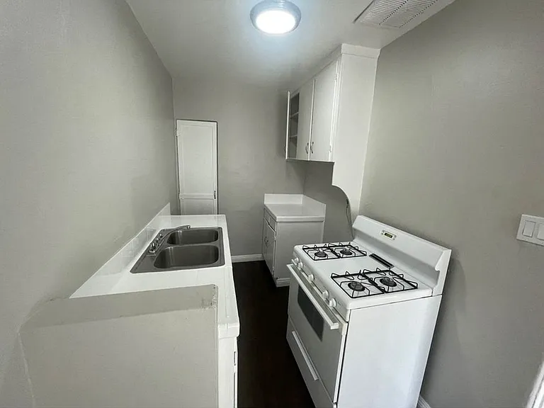 1001-1007 Banning Blvd — Photo 5