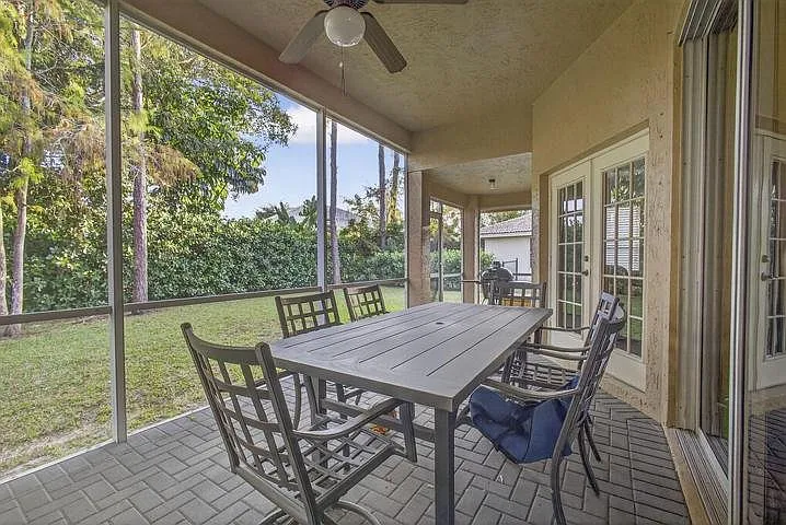 146 Fernwood Cres — Photo 3