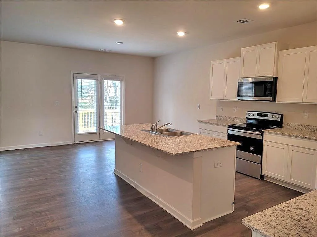 5 bed, 2511 sqft, $2,300 — Photo 4
